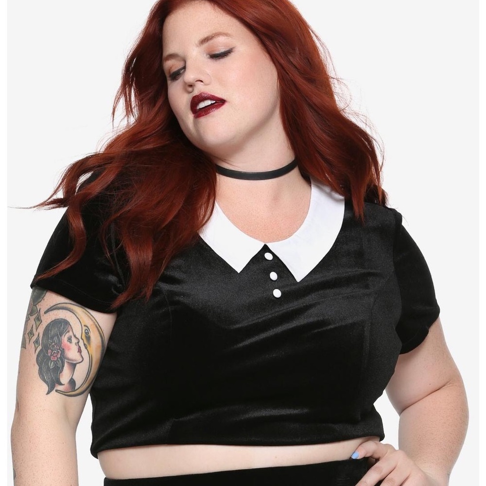 Black and White collar short sleeve crop top from HOTTOPIC in plus-size 4X